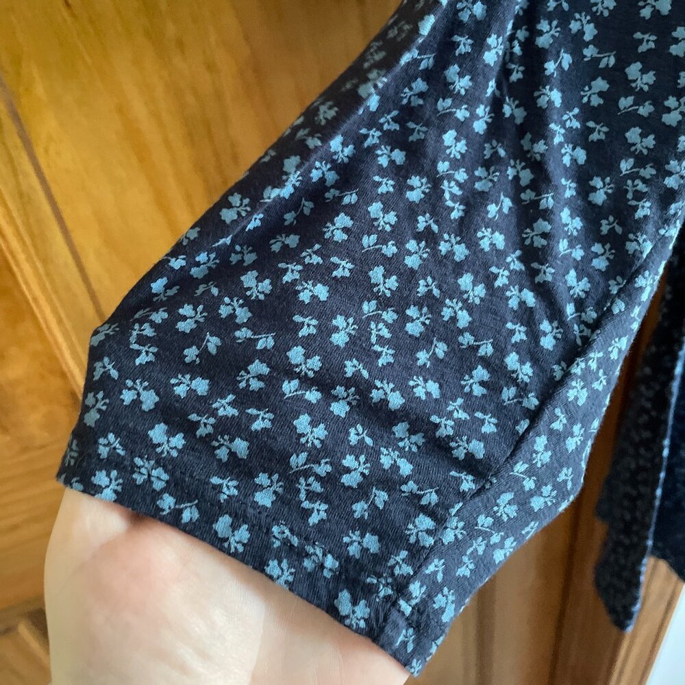 Like New Wonderly Navy Floral Babydoll Tee with Buttons Deep V-Neck Size 2X - Picture 3 of 7
